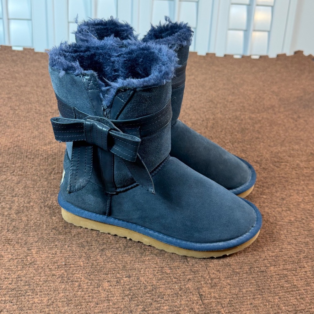 UGG Australia Naveah Navy Blue Suede Bow Boots Womens Size 8 Shearling 1003174